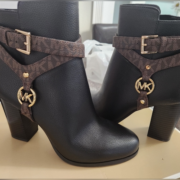 Michael Kors Half Boot - Picture 1 of 3
